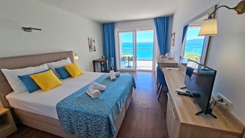 Deluxe tweepersoonskamer, uitzicht op zee | Een kluis op de kamer, een bureau, verduisterende gordijnen, gratis wifi