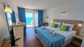 Standaard tweepersoonskamer, balkon, uitzicht op zee | Een kluis op de kamer, een bureau, verduisterende gordijnen, gratis wifi