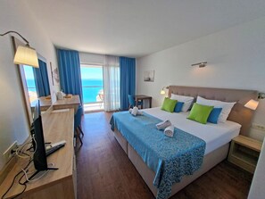 Habitación estándar doble, balcón, vistas al mar | Caja fuerte, escritorio, cortinas opacas y wifi gratis