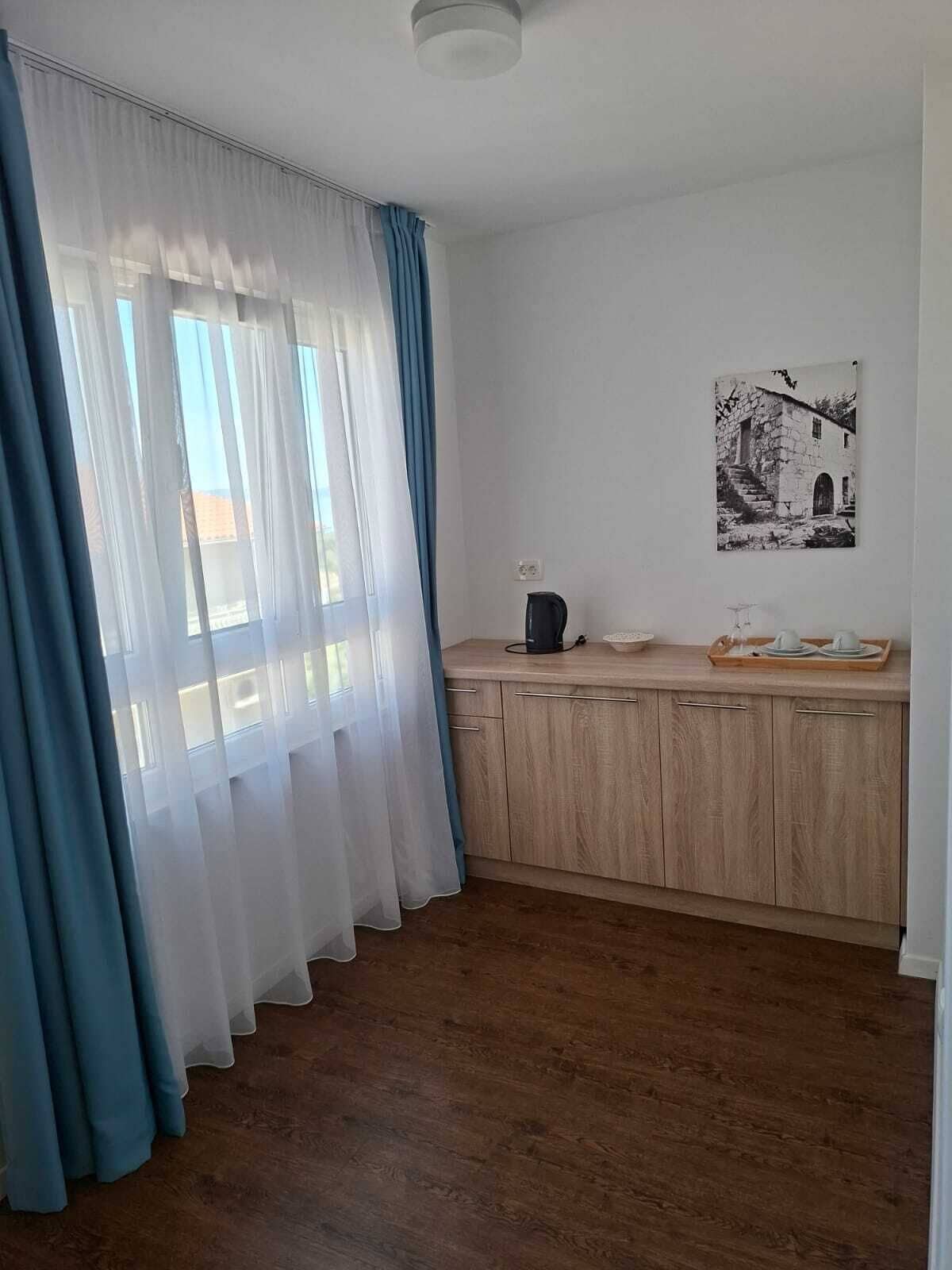 Caja de seguridad en la habitación, escritorio y cortinas blackout 