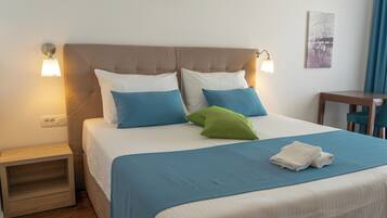 Zimmersafe, Schreibtisch, Verdunkelungsvorhänge, kostenloses WLAN