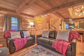 Smart TV, fireplace, video games, books - Pet Friendly Luxury Cabin with Hot Tub (Elizabethton)