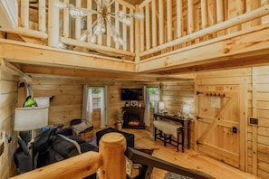 Smart TV, fireplace, video games, books - Peaceful Luxury in the Smokey Mountains Hot Tub Pet Friendly (Elizabethton)