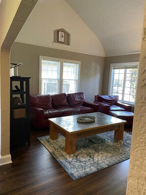 Smart TV - Location! Walk to Gathering Place/Discovery Center & Brookside (Tulsa)