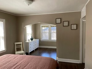 2 bedrooms, iron/ironing board, WiFi, bed sheets - Location! Walk to Gathering Place/Discovery Center & Brookside (Tulsa)