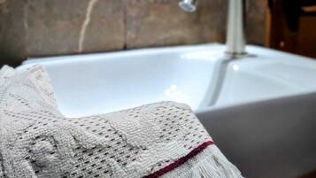 Suihku, hiustenkuivaaja, pyyhkeet, saippua