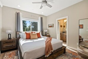 8 bedrooms, iron/ironing board, travel cot, free WiFi - Spacious Group Getaway * Make Memories 1 mile from Yellowstone! (West Yellowstone)