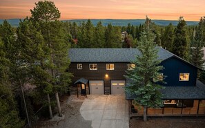 Exterior - Spacious Group Getaway * Make Memories 1 mile from Yellowstone! (West Yellowstone)