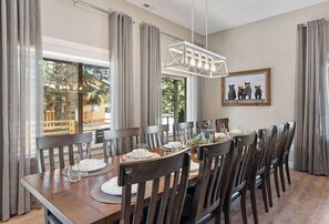 Dining - Spacious Group Getaway * Make Memories 1 mile from Yellowstone! (West Yellowstone)