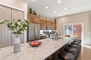 Fridge, microwave, oven, stovetop - Spacious Group Getaway * Make Memories 1 mile from Yellowstone! (West Yellowstone)