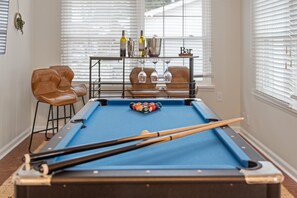 Games room - 5 Mins to UND - Cozy 4BD w/ BBQ & Pool Table (South Bend)