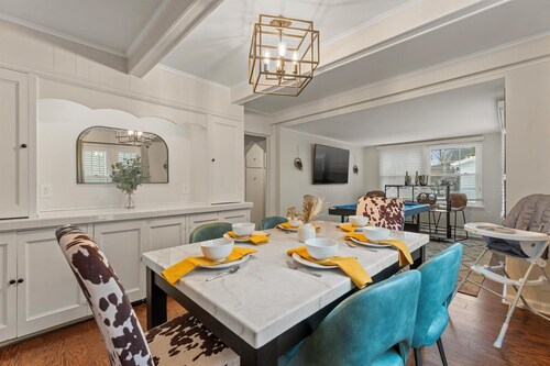 5 Mins to UND - Cozy 4BD w/ BBQ & Pool Table