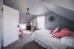 2 bedrooms, desk, travel cot, free WiFi - Rustic Charmer in Port Angeles by Olympic National Park (Port Angeles)
