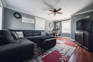 Smart TV - Rustic Charmer in Port Angeles by Olympic National Park (Port Angeles)