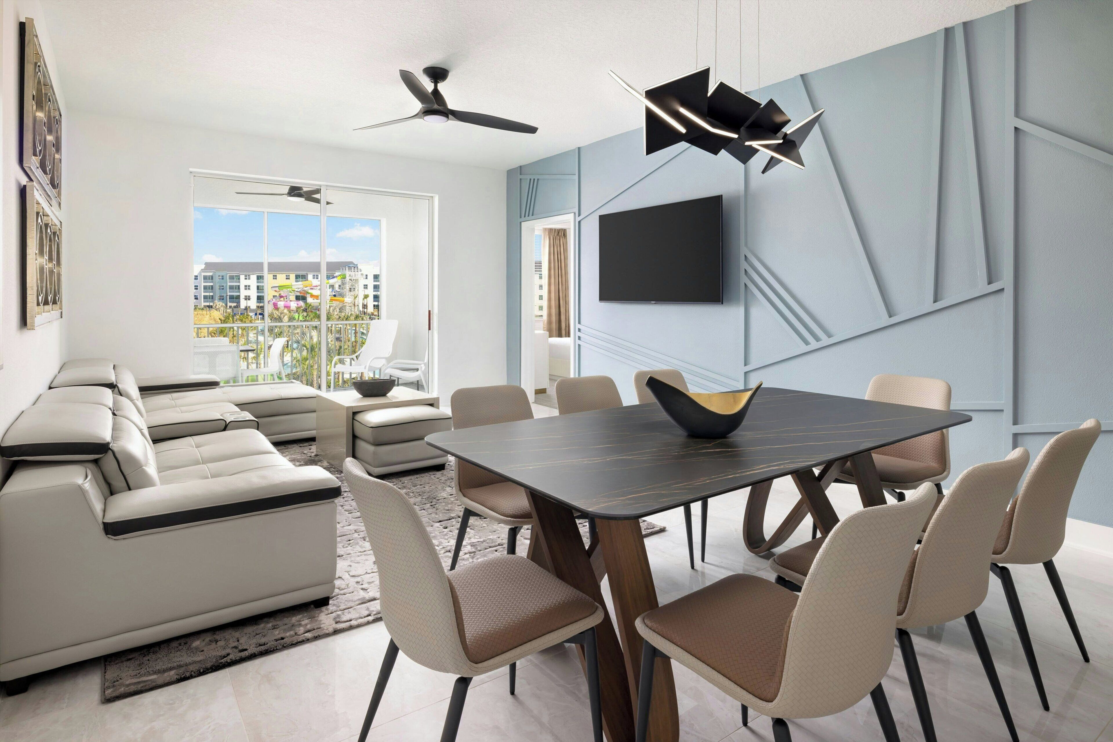 Een minibar, verduisterende gordijnen, een strijkplank/strijkijzer