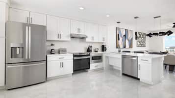 Appartement, 1 très grand lit, non-fumeurs (Mobility Accessible, Tub) | Cuisine privée | Cafetière/bouilloire