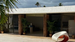 Pool - Glam Mid Century Modern 4-bedroom oceanfront estate in wonderful Honolulu (Honolulu)
