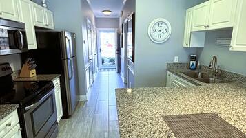 Kylskåp, mikrovågsugn, ugn och spishäll