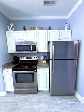Refrigerador, microondas, horno y parrilla de estufa 