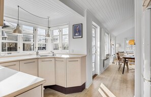 Kjøleskap, ovn, kokeplater og oppvaskmaskin