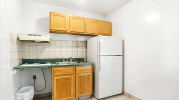 Habitación individual, para no fumadores | Cocineta privada | Refrigerador con congelador, microondas y parrilla de estufa