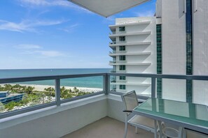 Outdoor dining - Fontainebleau Tresor Tower Ocean 1BDRM/2BATH (Miami Beach)