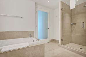 Dusche, Whirlpool, Haartrockner, Bidet