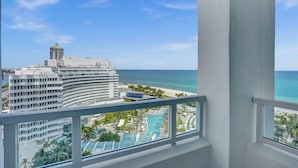 Un hôtel de grande hauteur offrant une vue sur la plage et comprenant un espace piscine.