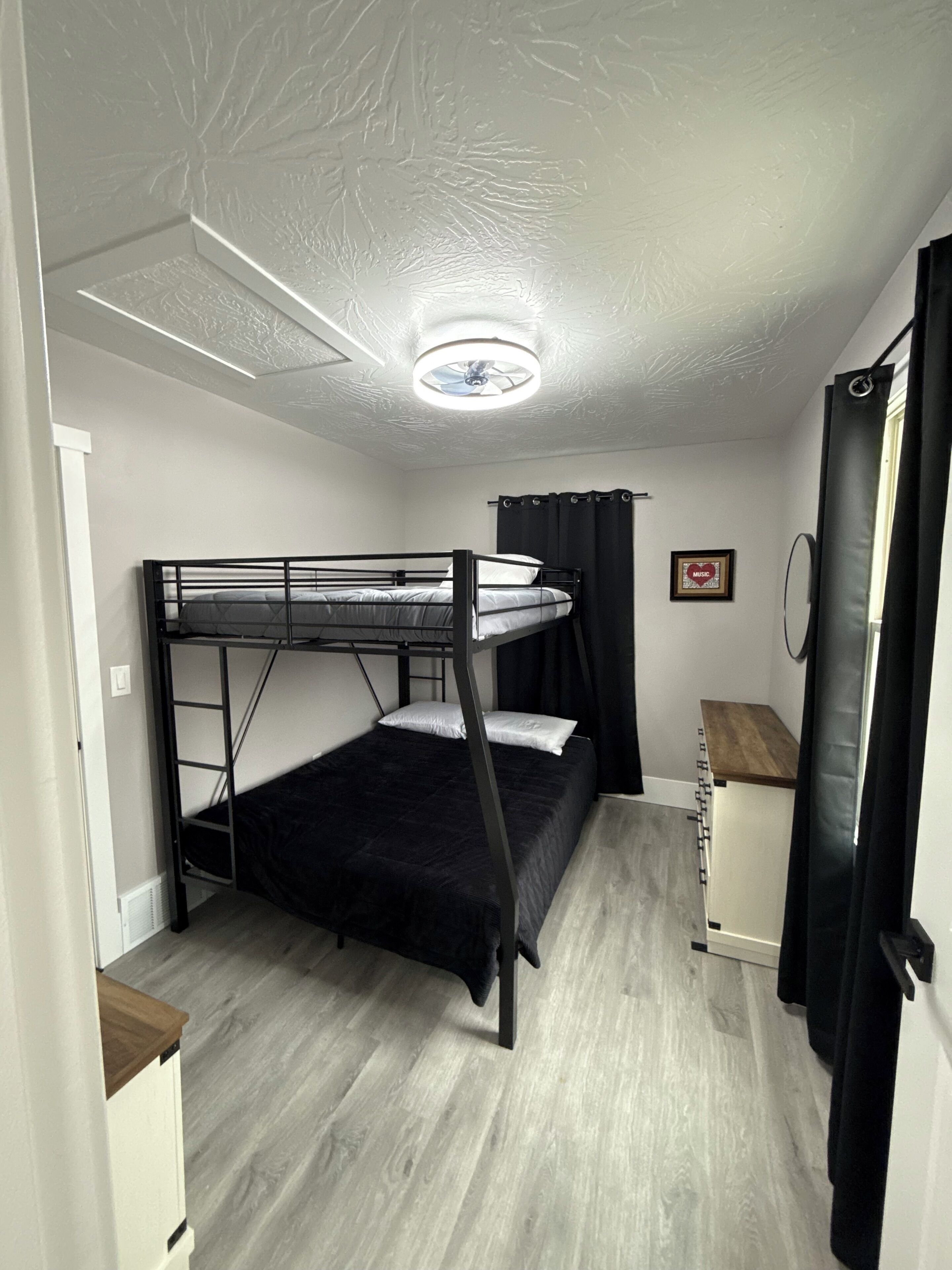 3 bedrooms, iron/ironing board, WiFi, bed sheets