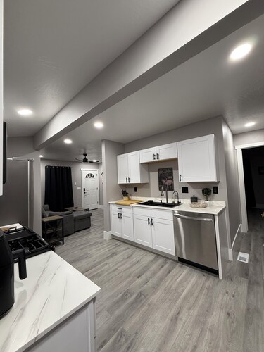 Cozy 3-bedroom house in charming Rock Springs with AC, WiFi and more!