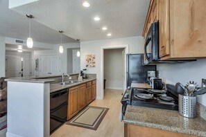 Refrigerador, microondas, horno, placa de cocina