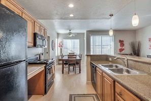 Fridge, microwave, oven, stovetop - Modern Condo Near Convention Center (Salt Lake City)