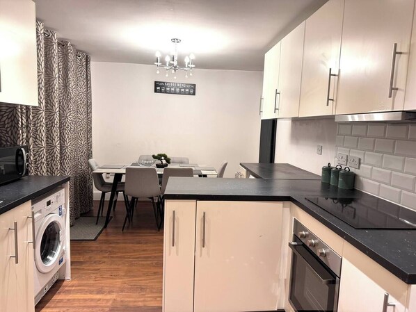 Microwave, oven, dishwasher - 10% Discount on our 3-bedroom cosy Home in Hornchurch. 5 mins to Districtline. (Hornchurch)