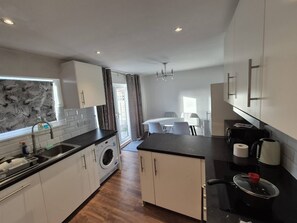 Microwave, oven, dishwasher - 10% Discount on our 3-bedroom cosy Home in Hornchurch. 5 mins to Districtline. (Hornchurch)