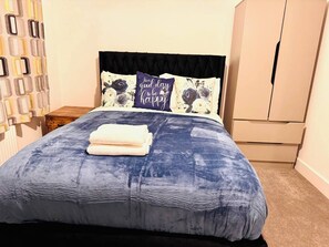3 bedrooms, iron/ironing board, WiFi, bed sheets - 10% Discount on our 3-bedroom cosy Home in Hornchurch. 5 mins to Districtline. (Hornchurch)