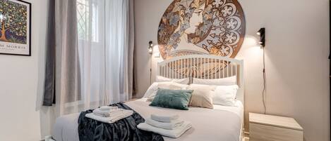 3 chambres, bureau, fer et planche à repasser, lit de bébé portatif