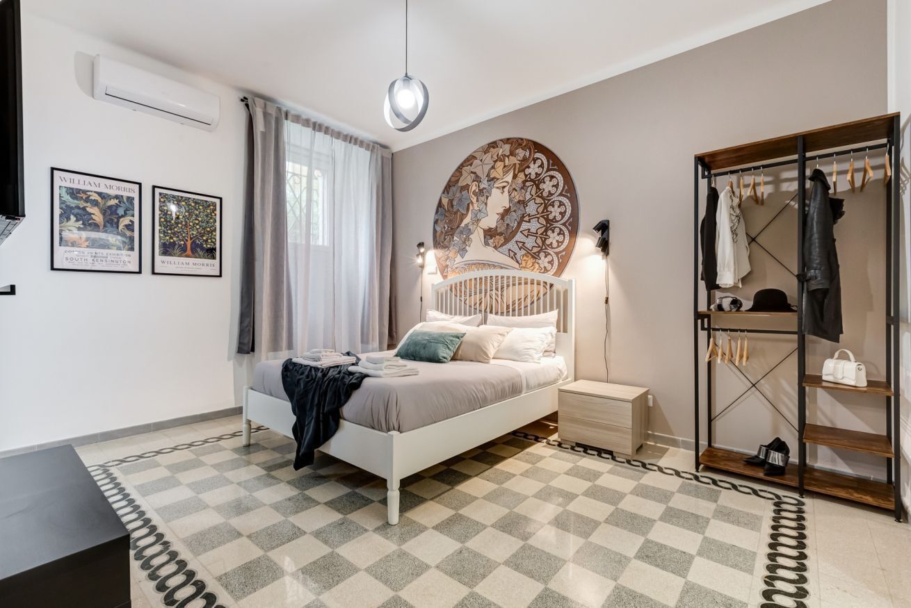 3 bedrooms, desk, iron/ironing board, travel crib