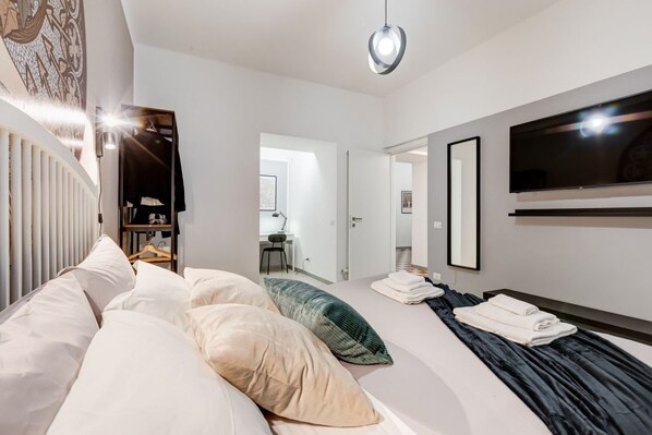 3 chambres, bureau, fer et planche à repasser, lit de bébé portatif