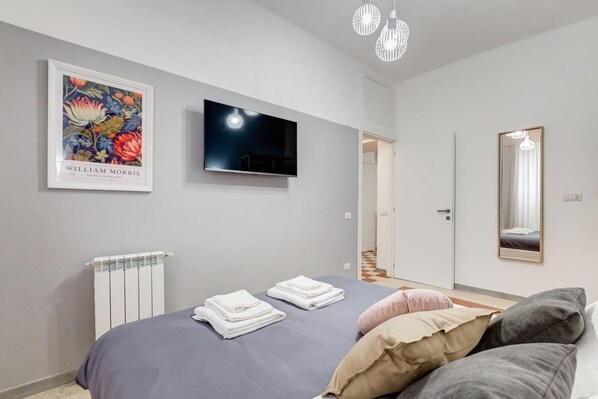 3 bedrooms, desk, iron/ironing board, travel cot