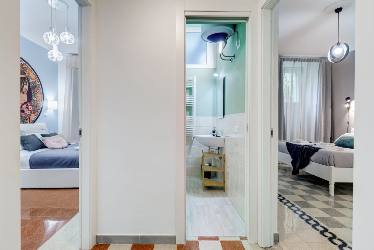 3 habitaciones, escritorio y tabla de planchar con plancha 