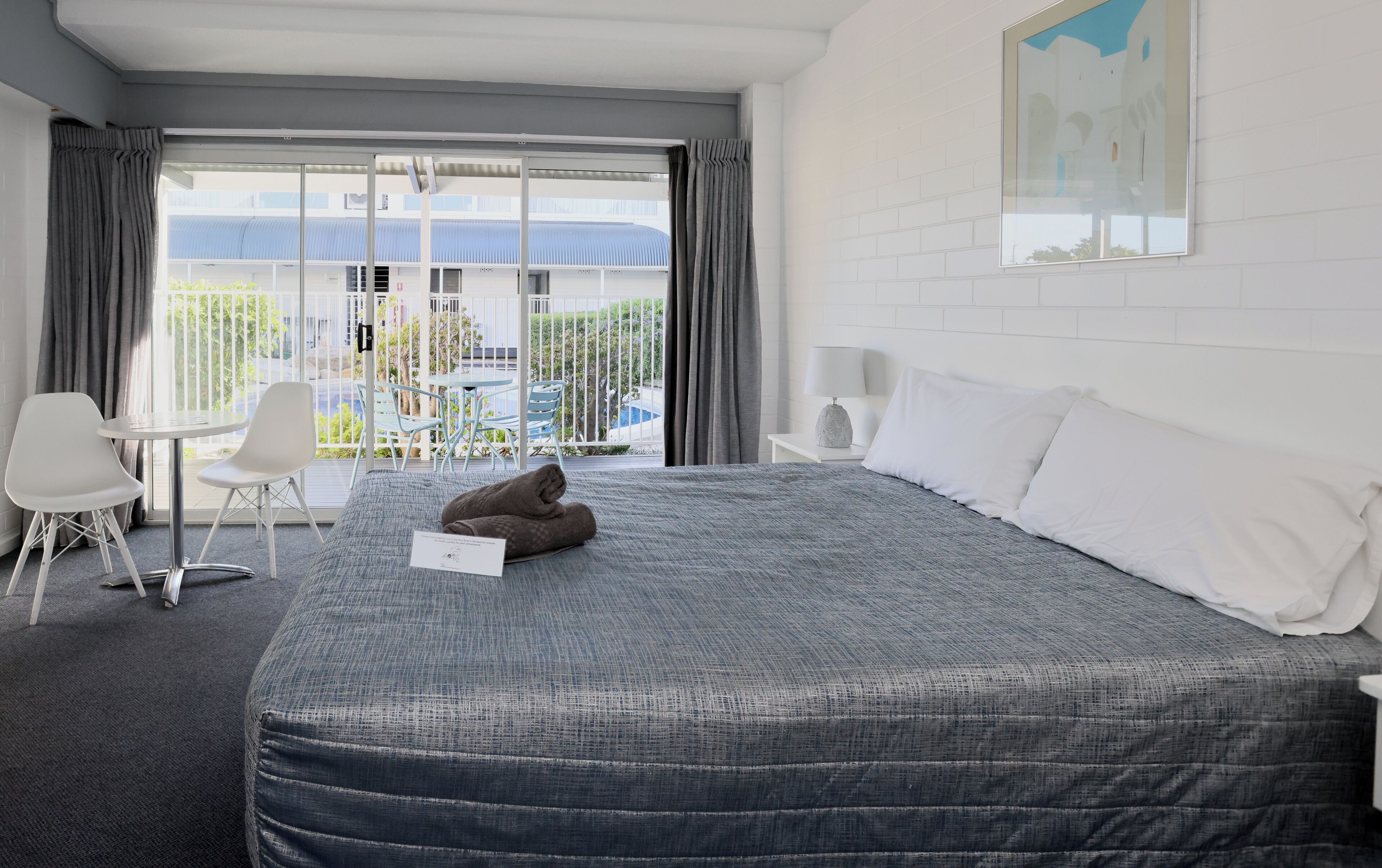 Camera singola, 1 letto queen, vista parco | Area soggiorno | TV