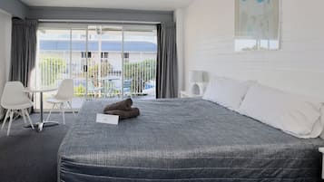 Executive Queen Room | Living area | TV