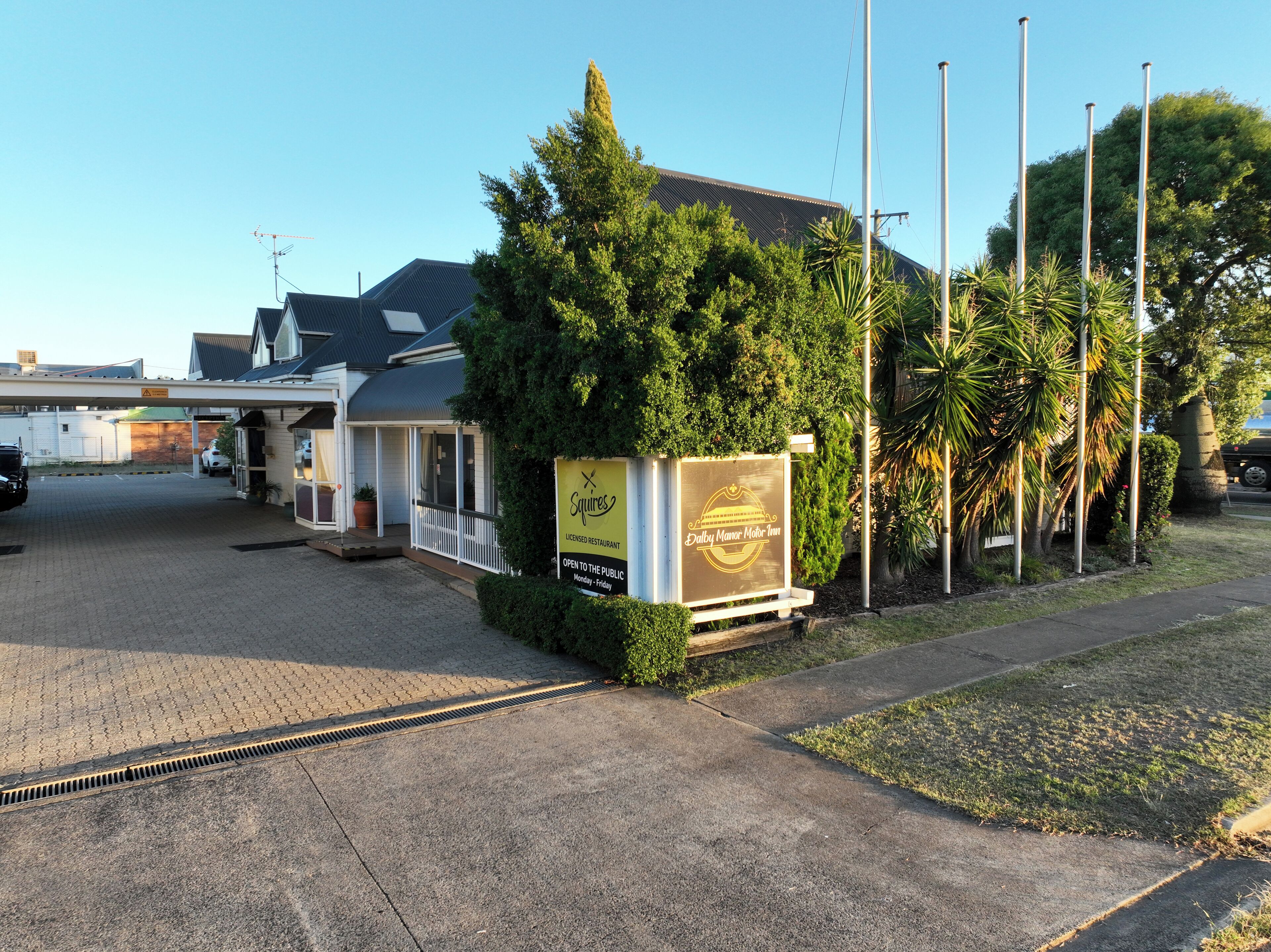 Een gebouw met een bord waarop staat dat het een openbaar restaurant is met een vergunning.
