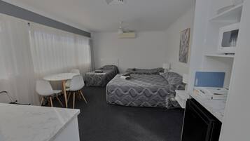 Habitación doble familiar | Área de sala de estar | Televisión