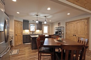 Dining - Cozy Cabin. Dog friendly, indoor/outdoor seasonal fireplaces, firepit, hot-tub (Ellijay)