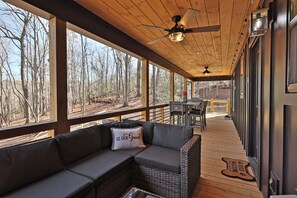 Outdoor dining - Cozy Cabin. Dog friendly, Indoor/outdoor seasonal fireplace. firepit, hot-tub (Ellijay)