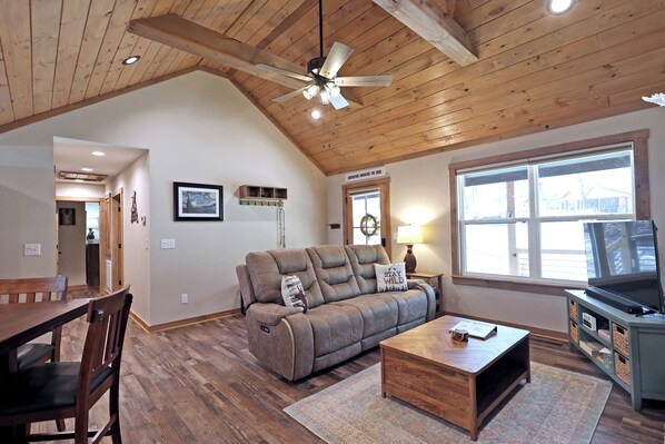 Smart TV, fireplace, books, stereo - Cozy Cabin. Dog friendly, Indoor/outdoor seasonal fireplace. firepit, hot-tub (Ellijay)