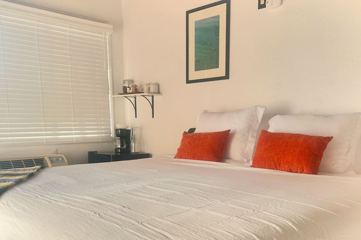 1 bedroom, down duvets, pillow-top beds, laptop workspace