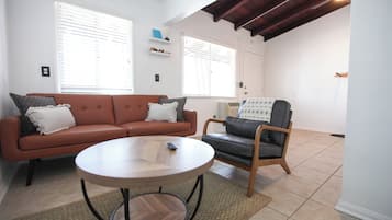 Deluxe Room | Living area