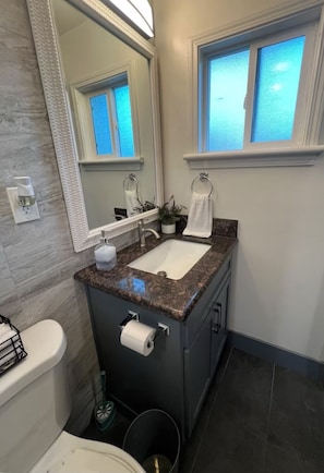 Shower, towels, toilet paper - Cozy studio perfect for students with AC and WiFi in delightful Sacramento (Sacramento)